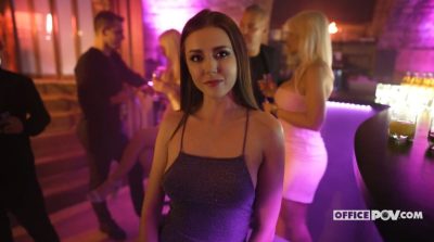 Sybil reitet deinen Schwanz wie eine notgeile Schlampe in der frechen Öffentlichkeit