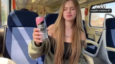 陌生人坐在我旁边的火车上